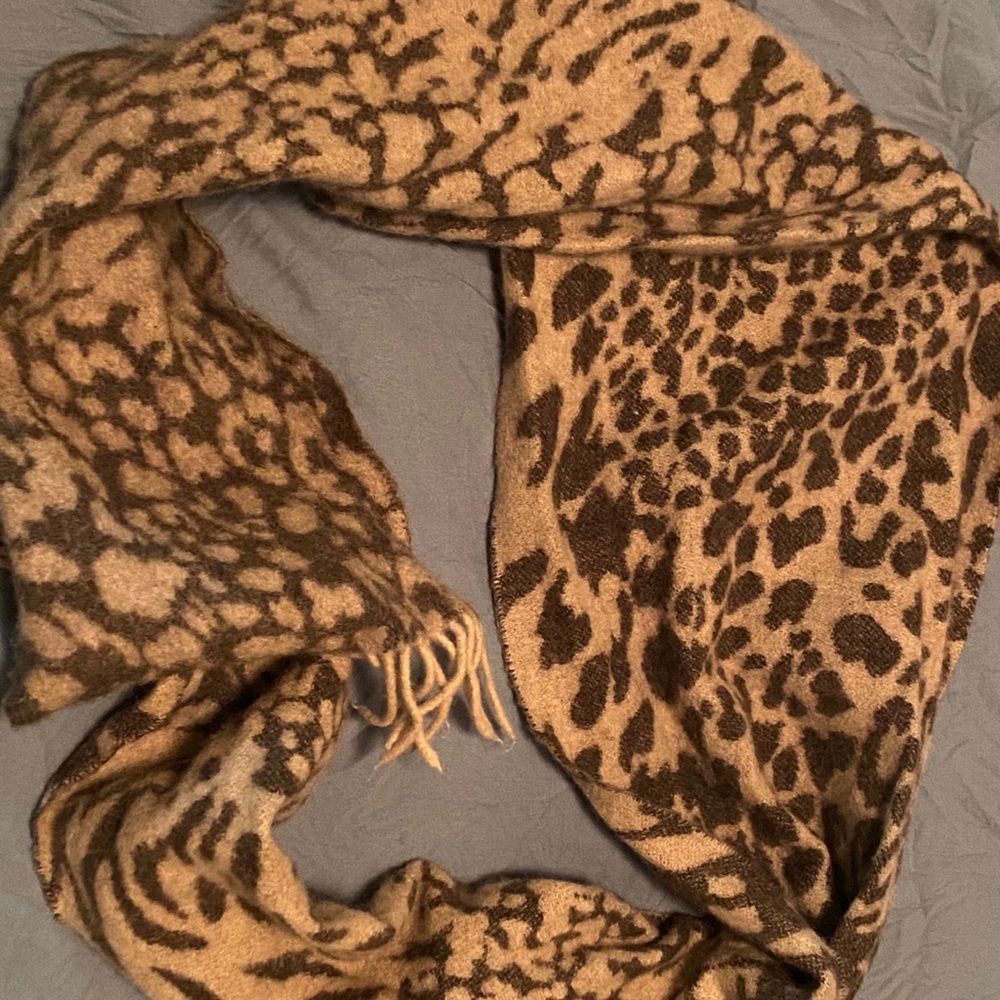 Cashmere leopard print scarf
